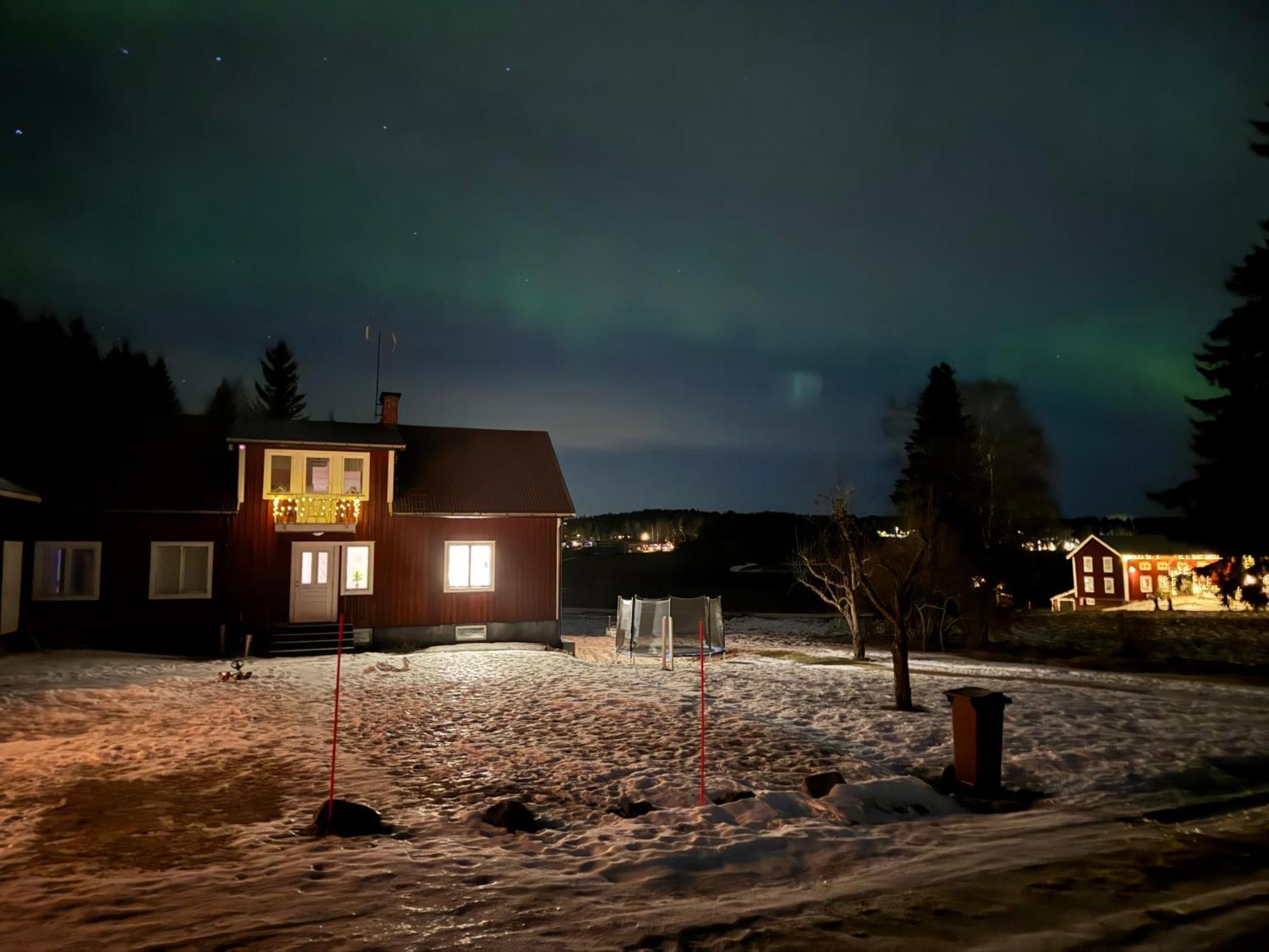 Ett Hus Med 3 Sovrum Med Supersnabba Internet Fiberanslutningen 1000Mb-100Mb I Hoeg, 7 Minuter Fran Hudiksvall Luaran gambar