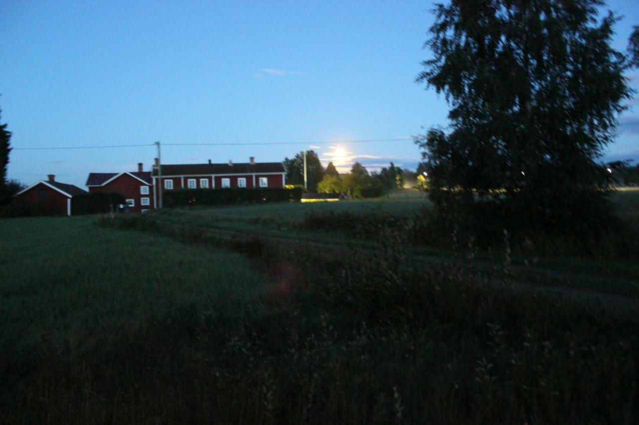 Ett Hus Med 3 Sovrum Med Supersnabba Internet Fiberanslutningen 1000Mb-100Mb I Hoeg, 7 Minuter Fran Hudiksvall Luaran gambar